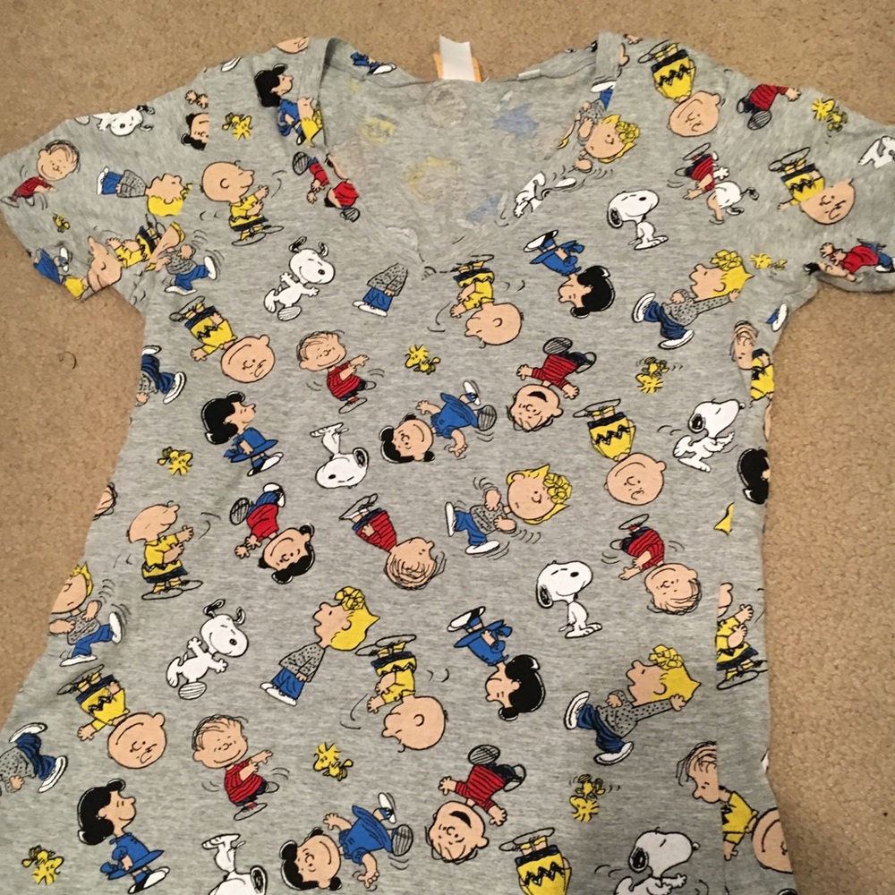 V neck peanuts shirt